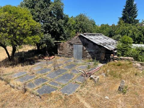Moradia T3 para restauro com terreno em Zebreiros, Gondomar