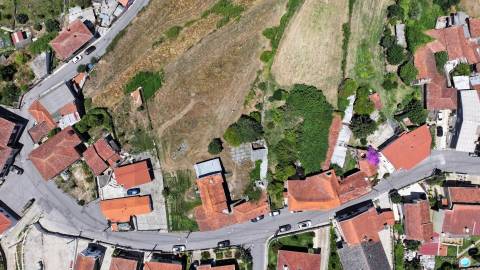 Moradia T3 para restauro com terreno em Zebreiros, Gondomar