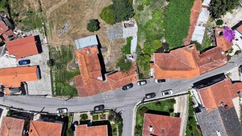 Moradia T3 para restauro com terreno em Zebreiros, Gondomar