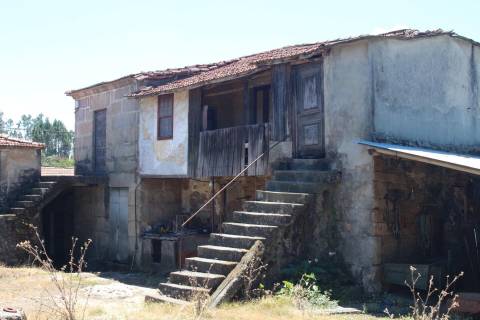 Moradia T3 para restauro com terreno em Zebreiros, Gondomar