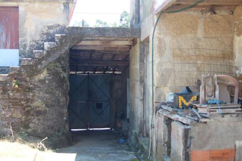 Moradia T3 para restauro com terreno em Zebreiros, Gondomar