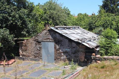 Moradia T3 para restauro com terreno em Zebreiros, Gondomar