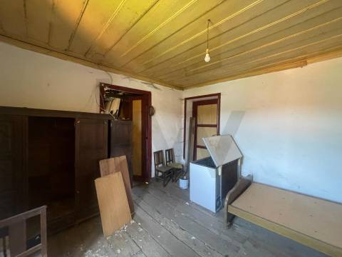 Moradia T3 para restauro com terreno em Zebreiros, Gondomar