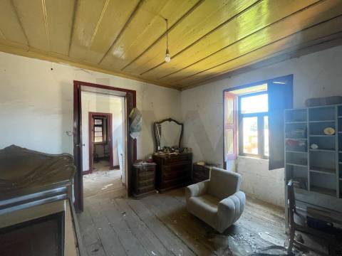 Moradia T3 para restauro com terreno em Zebreiros, Gondomar