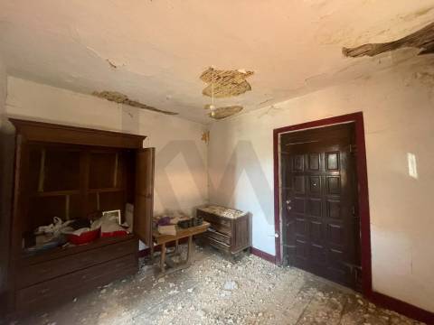 Moradia T3 para restauro com terreno em Zebreiros, Gondomar
