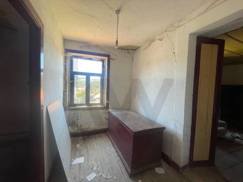 Moradia T3 para restauro com terreno em Zebreiros, Gondomar