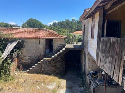 Moradia T3 para restauro com terreno em Zebreiros, Gondomar