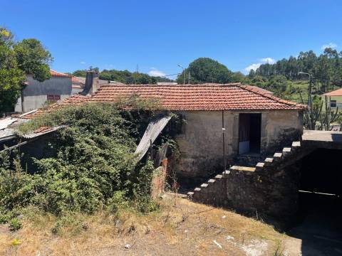 Moradia T3 para restauro com terreno em Zebreiros, Gondomar