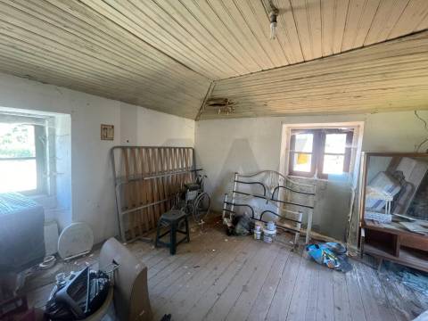 Moradia T3 para restauro com terreno em Zebreiros, Gondomar