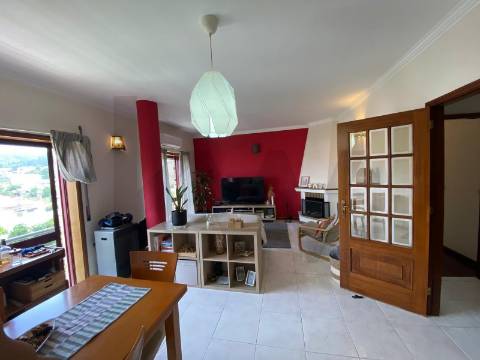 Apartamento T2 para arrendar com elevador, varandas e lugar de garagem