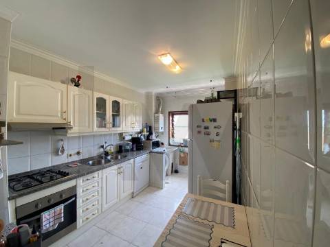 Apartamento T2 para arrendar com elevador, varandas e lugar de garagem