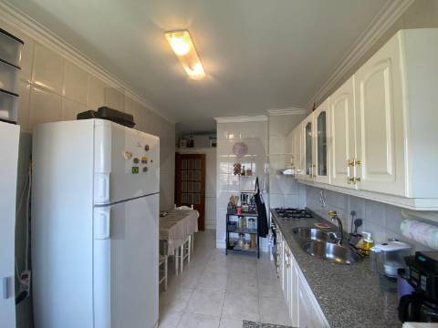 Apartamento T2 para arrendar com elevador, varandas e lugar de garagem