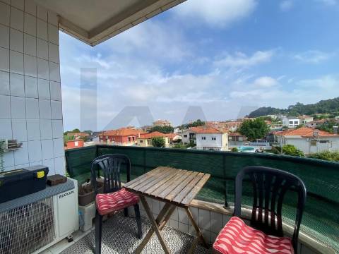 Apartamento T2 para arrendar com elevador, varandas e lugar de garagem