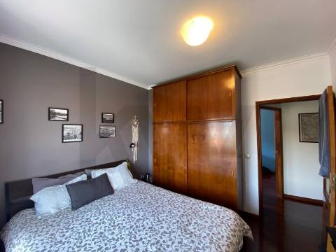 Apartamento T2 para arrendar com elevador, varandas e lugar de garagem
