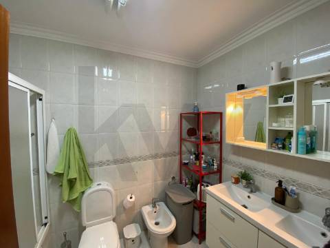Apartamento T2 para arrendar com elevador, varandas e lugar de garagem
