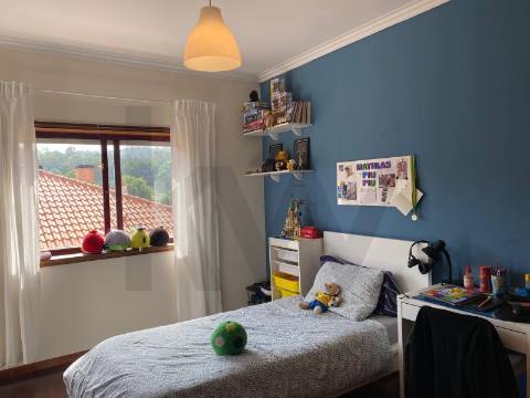 Apartamento T2 para arrendar com elevador, varandas e lugar de garagem