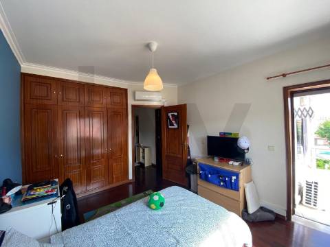 Apartamento T2 para arrendar com elevador, varandas e lugar de garagem