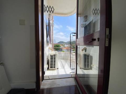 Apartamento T2 para arrendar com elevador, varandas e lugar de garagem