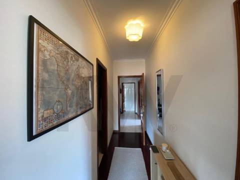 Apartamento T2 para arrendar com elevador, varandas e lugar de garagem