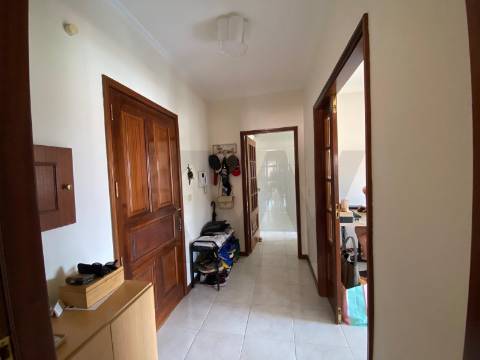 Apartamento T2 para arrendar com elevador, varandas e lugar de garagem
