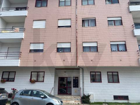 Apartamento T2 para arrendar com elevador, varandas e lugar de garagem