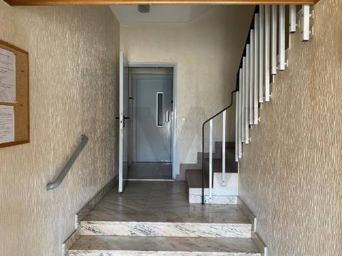 Apartamento T2 para arrendar com elevador, varandas e lugar de garagem