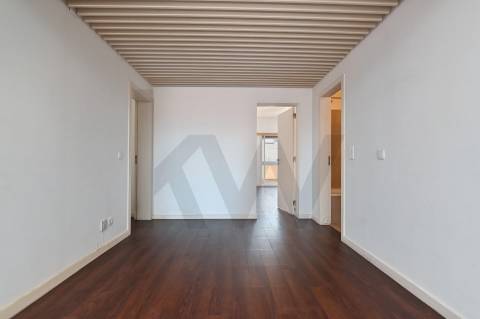 T1 Recuado com Terraço, Varanda Coberta e Garagem em Cave | Santo António, Lisboa