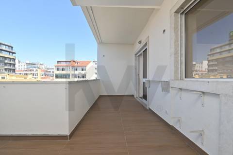 T1 Recuado com Terraço, Varanda Coberta e Garagem em Cave | Santo António, Lisboa