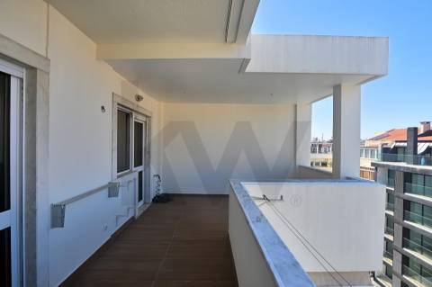 T1 Recuado com Terraço, Varanda Coberta e Garagem em Cave | Santo António, Lisboa