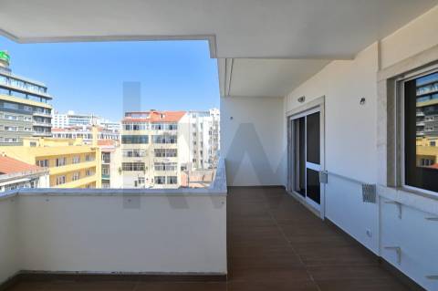T1 Recuado com Terraço, Varanda Coberta e Garagem em Cave | Santo António, Lisboa