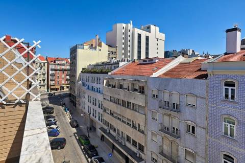 T1 Recuado com Terraço, Varanda Coberta e Garagem em Cave | Santo António, Lisboa