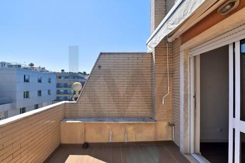 T1 Recuado com Terraço, Varanda Coberta e Garagem em Cave | Santo António, Lisboa