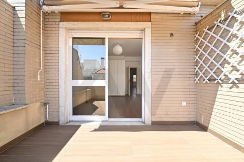 T1 Recuado com Terraço, Varanda Coberta e Garagem em Cave | Santo António, Lisboa