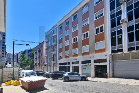 T1 Recuado com Terraço, Varanda Coberta e Garagem em Cave | Santo António, Lisboa