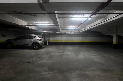 T1 Recuado com Terraço, Varanda Coberta e Garagem em Cave | Santo António, Lisboa