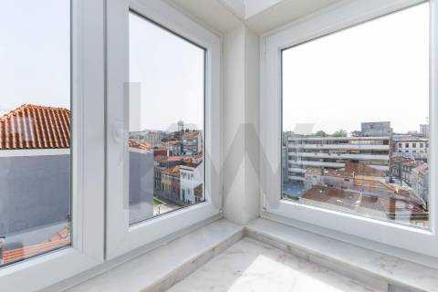 .Apartamento T1 no Largo da Fontinha com excelente luminosidade 