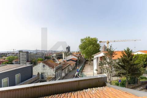.Apartamento T1 no Largo da Fontinha com excelente luminosidade 