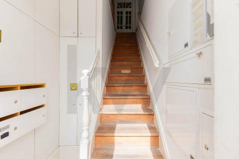 .Apartamento T1 no Largo da Fontinha com excelente luminosidade 
