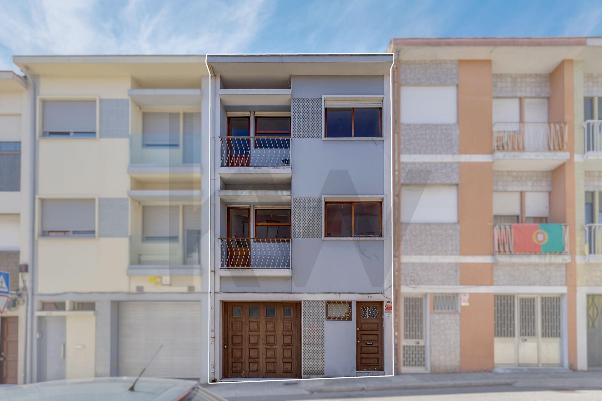 Moradia Banda T3 com Garagem e Espaço Exterior – Areosa (Rio Tinto)