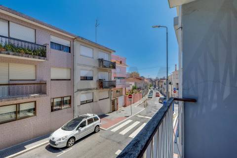 Moradia Banda T3 com Garagem e Espaço Exterior – Areosa (Rio Tinto)