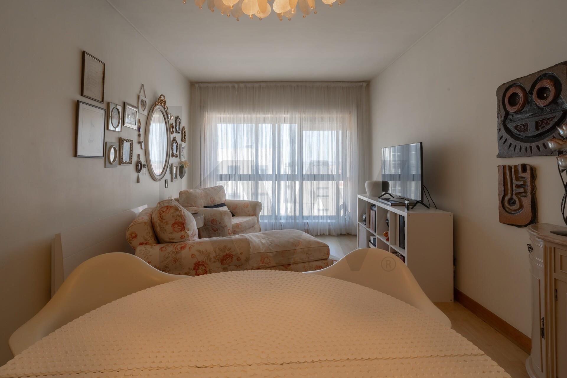 **Apartamento T1+1 com garagem na Senhora da Hora, Matosinhos**