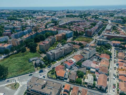 **Apartamento T1+1 com garagem na Senhora da Hora, Matosinhos**