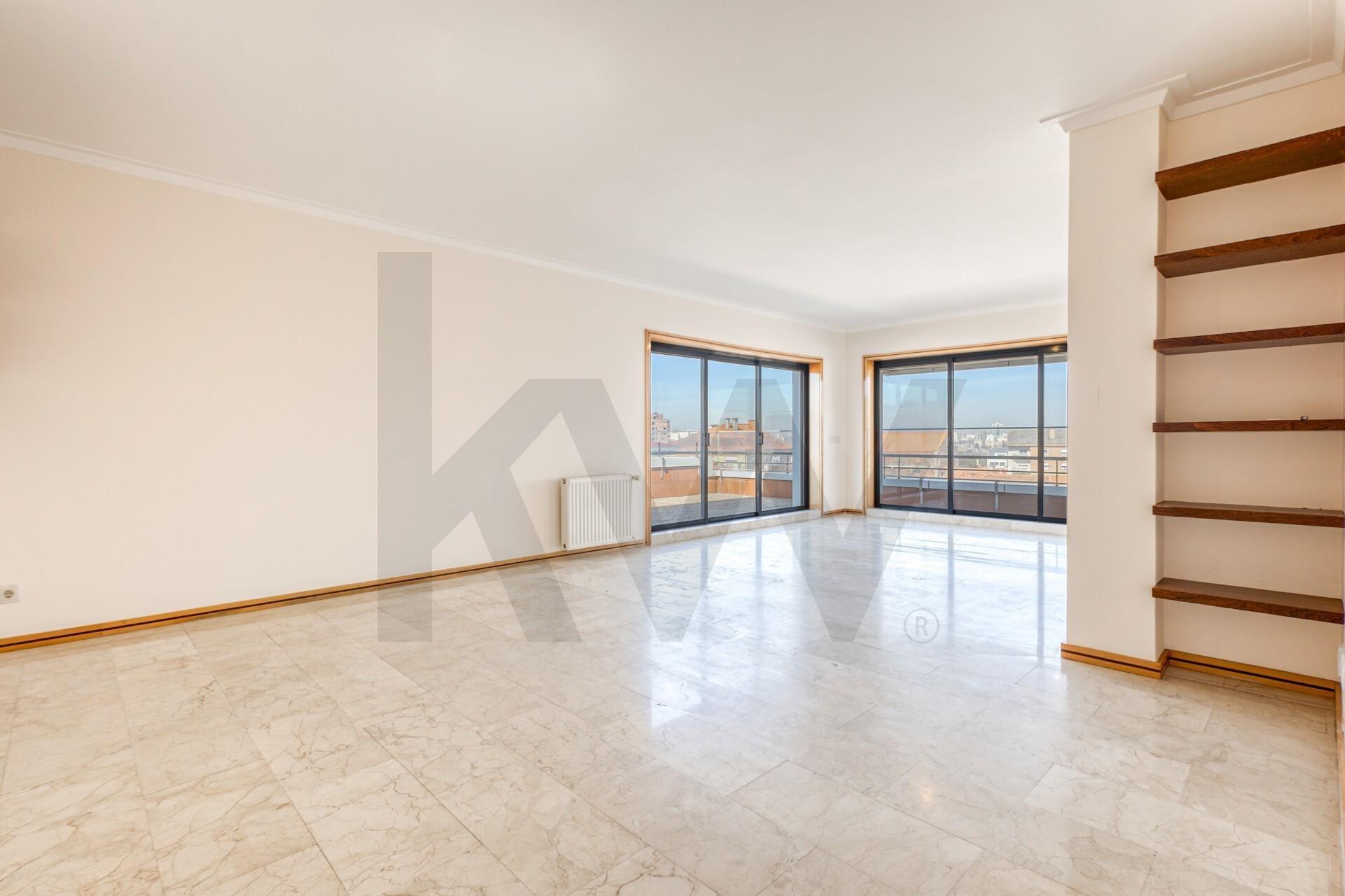 Apartamento T3+1 com Terraço (T4) - V. N. de Gaia  - Metro
