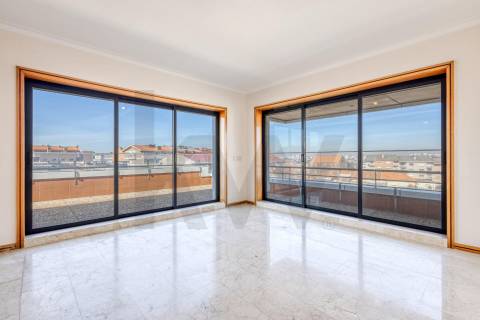 Apartamento T3+1 com Terraço (T4) - V. N. de Gaia  - Metro