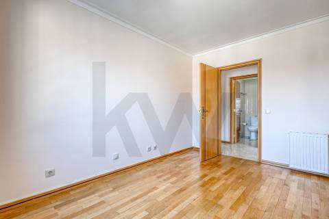 Apartamento T3+1 com Terraço (T4) - V. N. de Gaia  - Metro