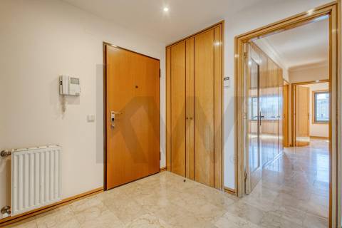 Apartamento T3+1 com Terraço (T4) - V. N. de Gaia  - Metro