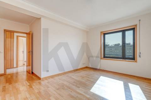 Apartamento T3+1 com Terraço (T4) - V. N. de Gaia  - Metro