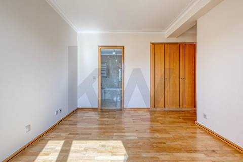 Apartamento T3+1 com Terraço (T4) - V. N. de Gaia  - Metro