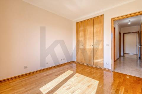 Apartamento T3+1 com Terraço (T4) - V. N. de Gaia  - Metro