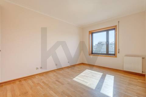 Apartamento T3+1 com Terraço (T4) - V. N. de Gaia  - Metro